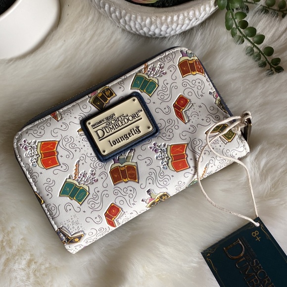 Fantastic Beasts Magical Books Zip Around Wallet - Picture 2 of 2
